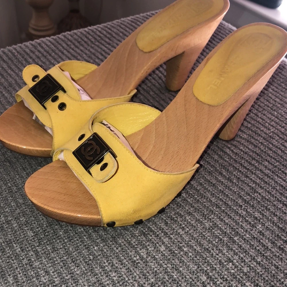 !SOLD! CHANEL Vintage Mules Yellow Suede - Picture 3 of 8